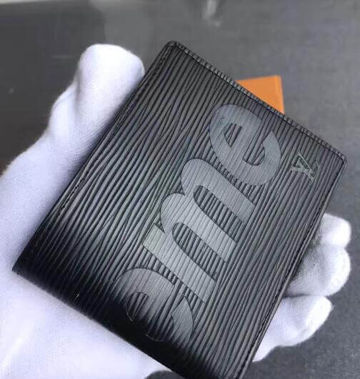 シュプリームとルイ・ヴィトンのコラボによる二つ折り短財布は、ストリートファッションとハイブランドの融合が生み出す、洗練されたアイテムです。漆黒のボディに施された両ブランドのアイコニックなロゴは、持つ人のセンスをさりげなく主張します。コンパクトながらも必要な収納力を備え、日常使いにも最適です。ただし、その人気から偽物も多く流通しているため、購入の際は信頼できる販売店を選ぶことが重要です。本物志向のあなたにふさわしい、特別な逸品となるでしょ